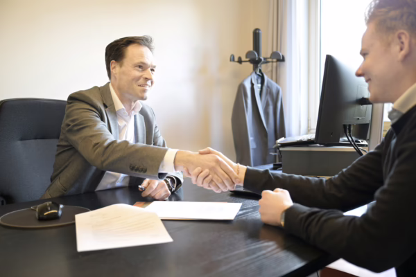 disability attorney shaking hands with an ssdi applicant