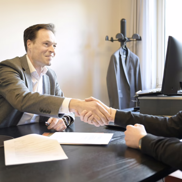 disability attorney shaking hands with an ssdi applicant